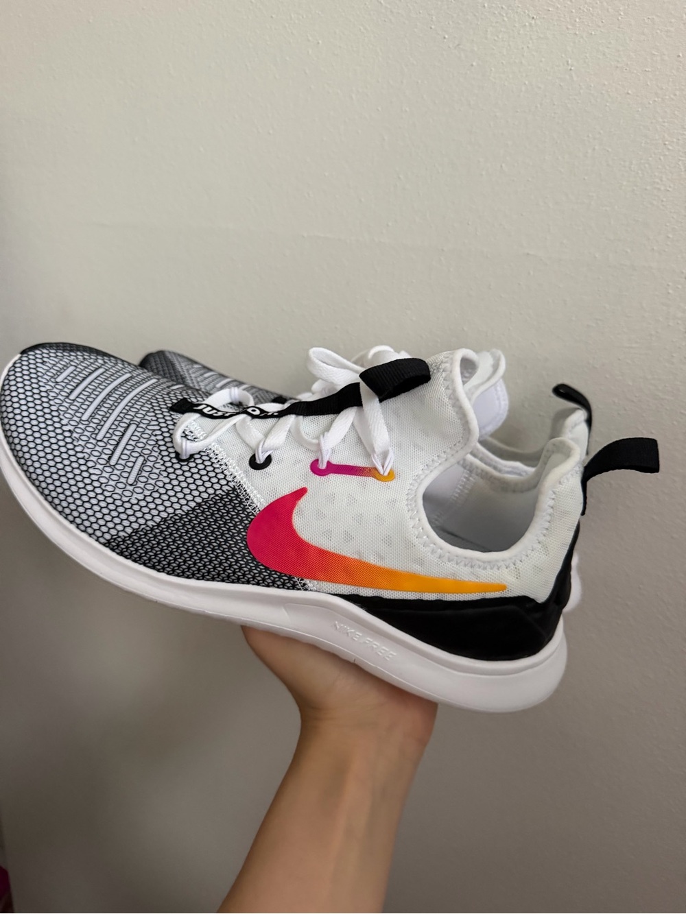 The Nike Wmns Free TR 8’ Laser Fuschia Shoes in size 8.5 are stylish and comfort